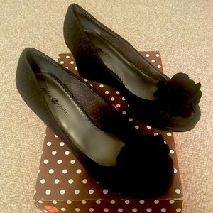 Lindsay Phillips Like New Grey Flannel Wedges with Black Flower on top, Size 9